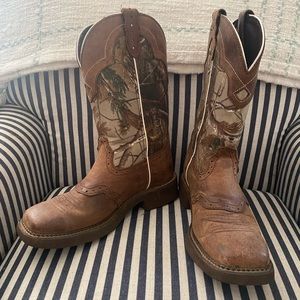 Woman’s Justin’s camo boots. Size 8.